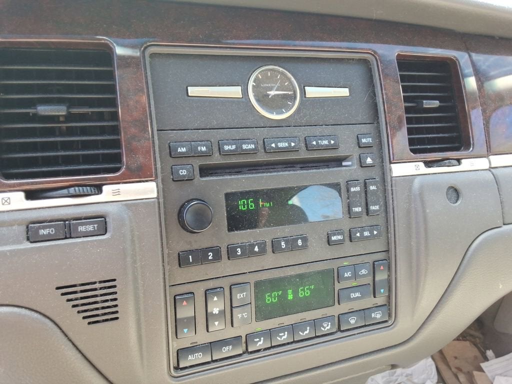 2006 Lincoln Town Car Signature