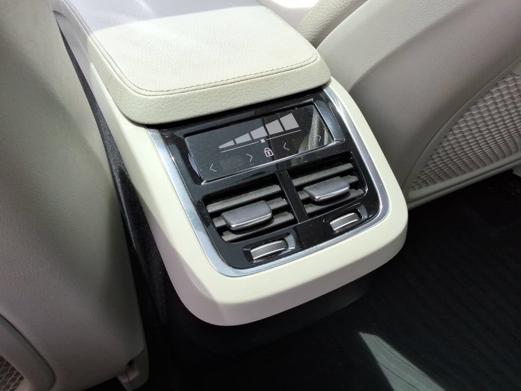 2022 Volvo XC90 T5 Momentum 7 Passenger