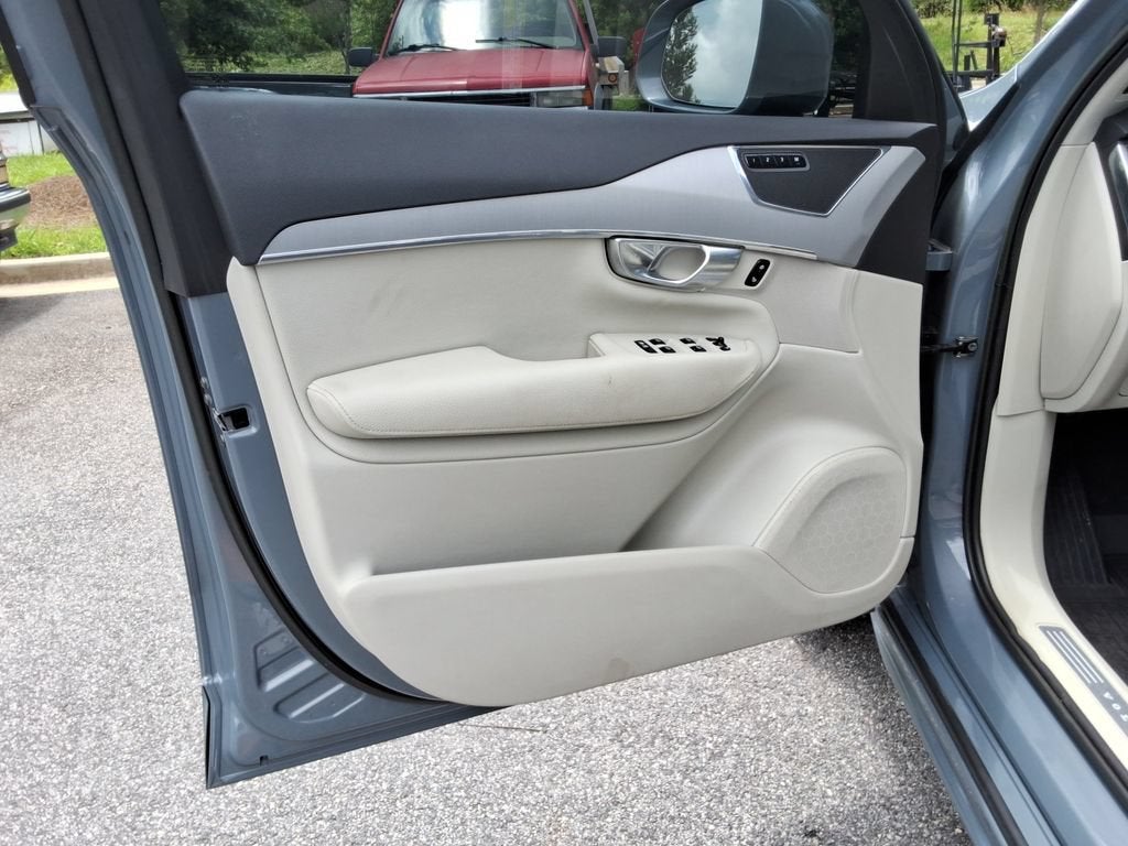 2022 Volvo XC90 T5 Momentum 7 Passenger