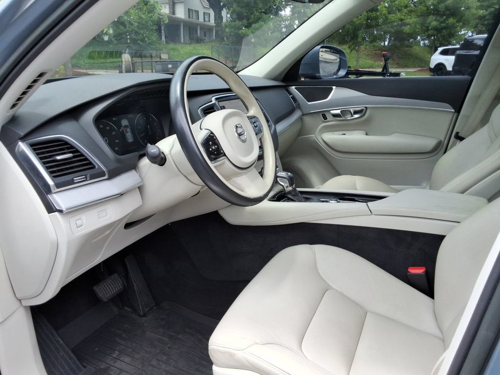 2022 Volvo XC90 T5 Momentum 7 Passenger