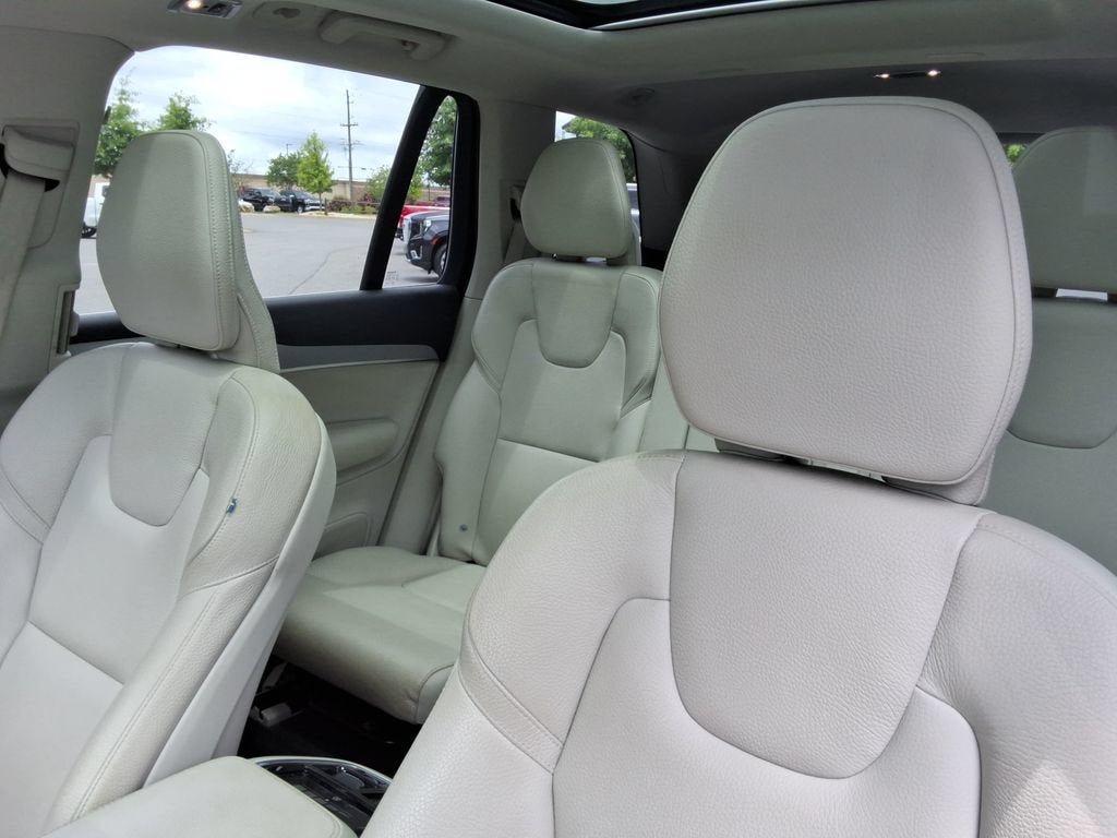 2022 Volvo XC90 T5 Momentum 7 Passenger