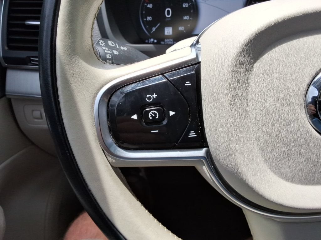 2022 Volvo XC90 T5 Momentum 7 Passenger
