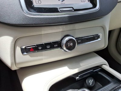 2022 Volvo XC90 T5 Momentum 7 Passenger