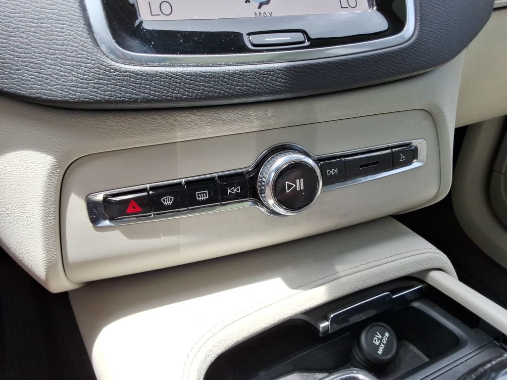 2022 Volvo XC90 T5 Momentum 7 Passenger